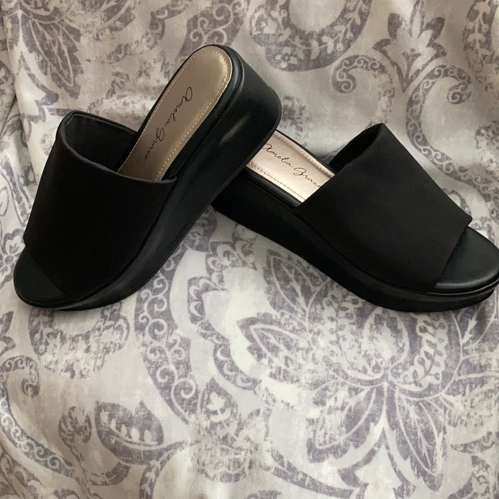NWOT Amelia Grace slip on platforms